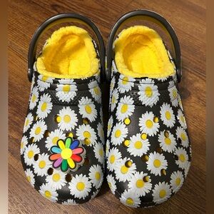 Brand New Daisy Crocs Sz 8W, 6M